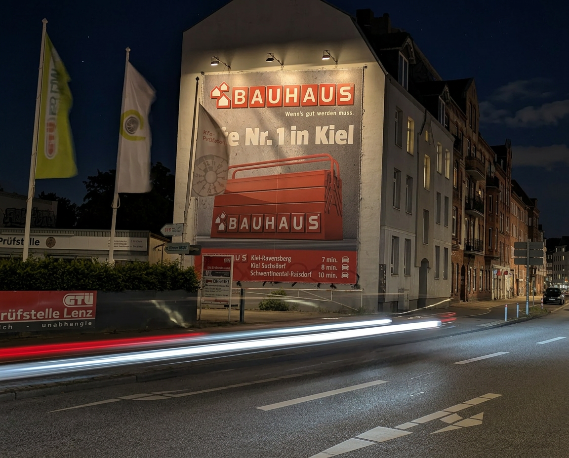 BAUHAUS-Riesenposter an einem Standort in der Kieler Innenstadt