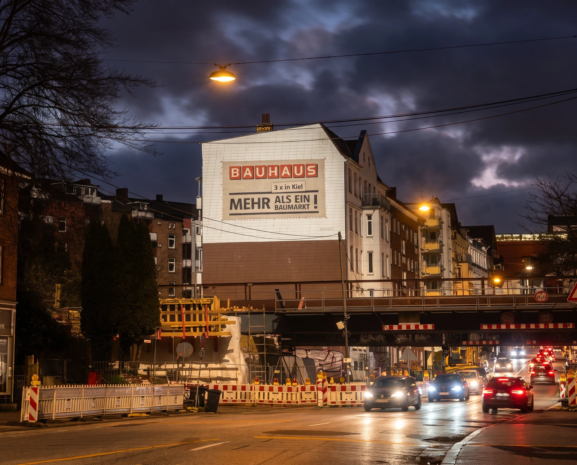 BAUHAUS-Werbung auf einer Giebelfläche im Lübecker Zentrum