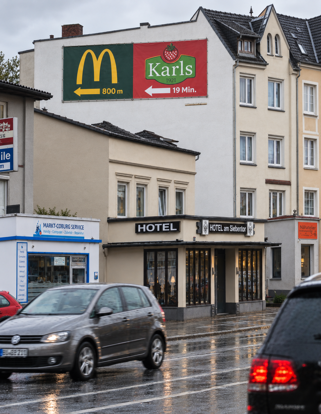 McDonald’s- und Karls-Werbung auf einer Giebelfläche im Lübecker Zentrum
