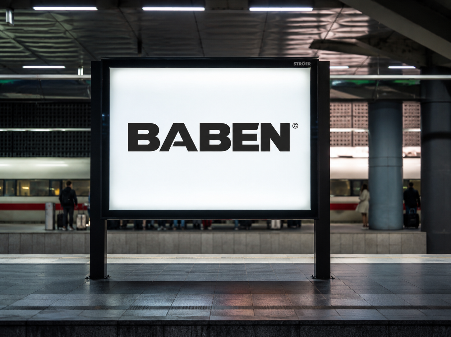 BABEN-Markenpräsenz in einem urbanen Bahnhofsumfeld