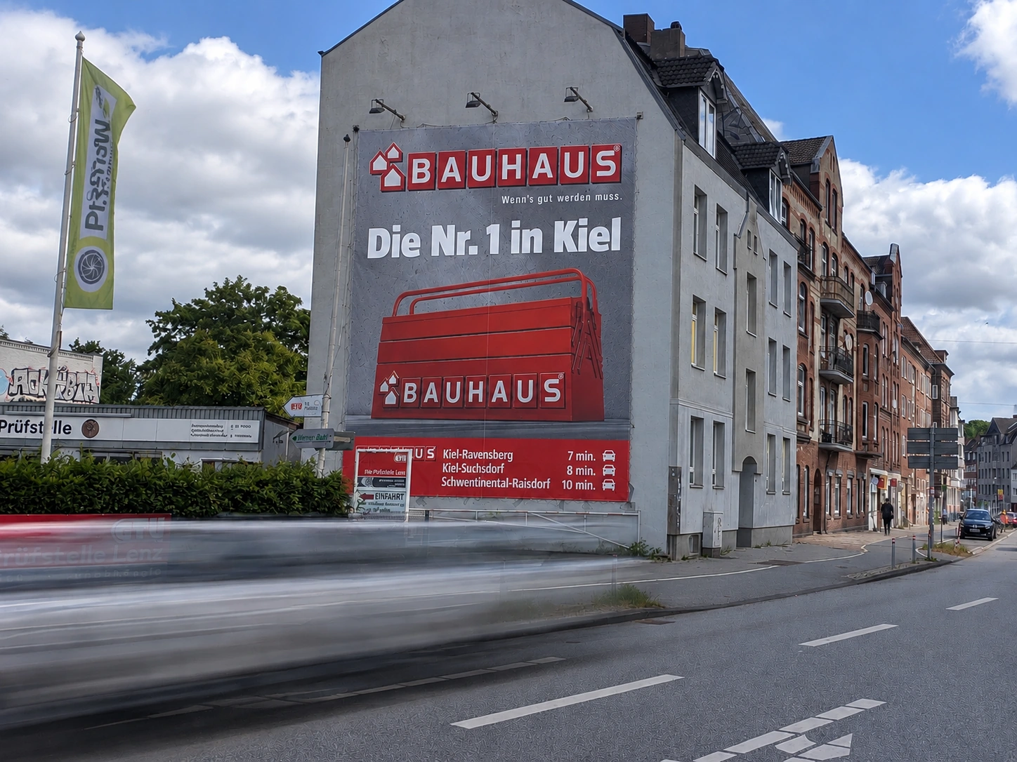 BAUHAUS Riesenposter „Die Nr. 1 in Kiel" an Giebelwand