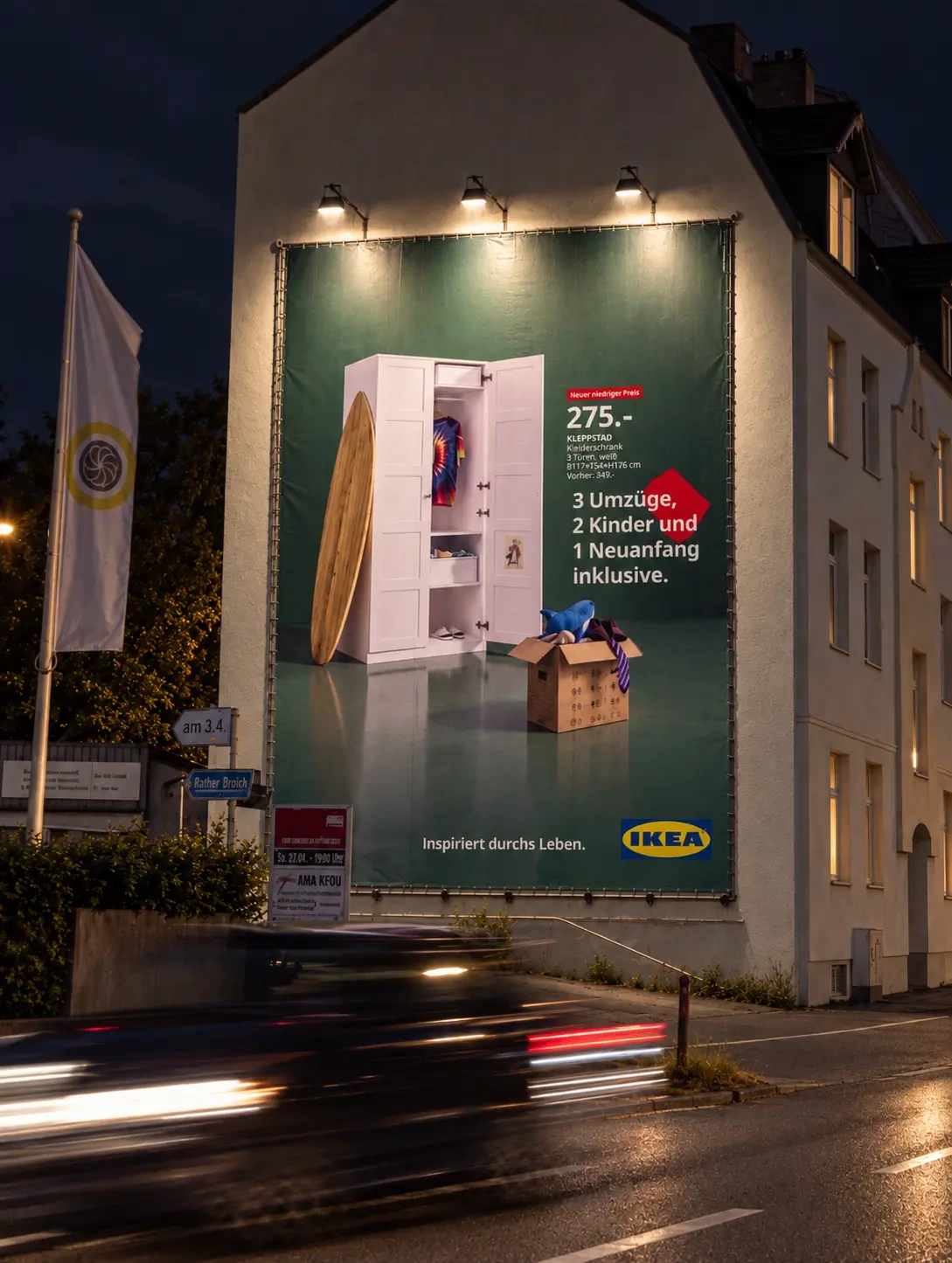 IKEA Riesenposter Herbstkampagne, beleuchtete Giebelfläche bei Nacht