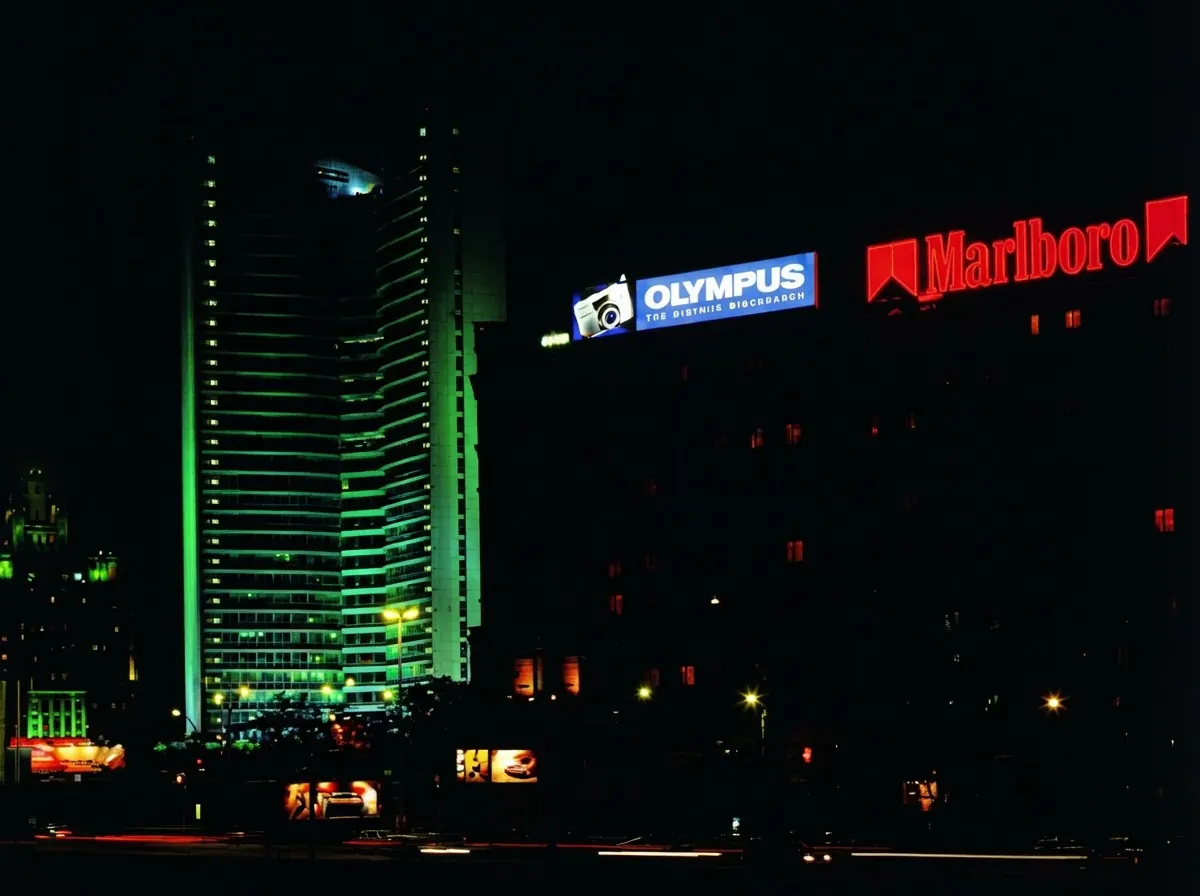 Historische Lichtwerbung Olympus und Marlboro in Moskau